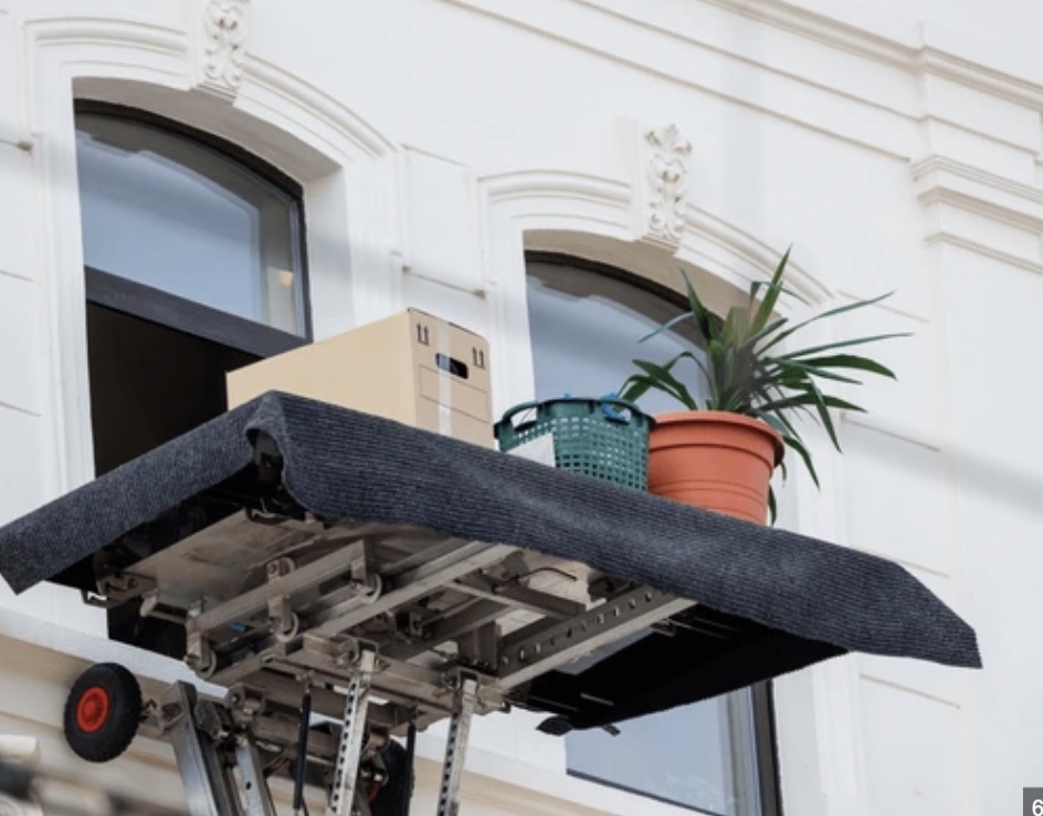 Intervention Mondial Services avec nacelle monte-meuble